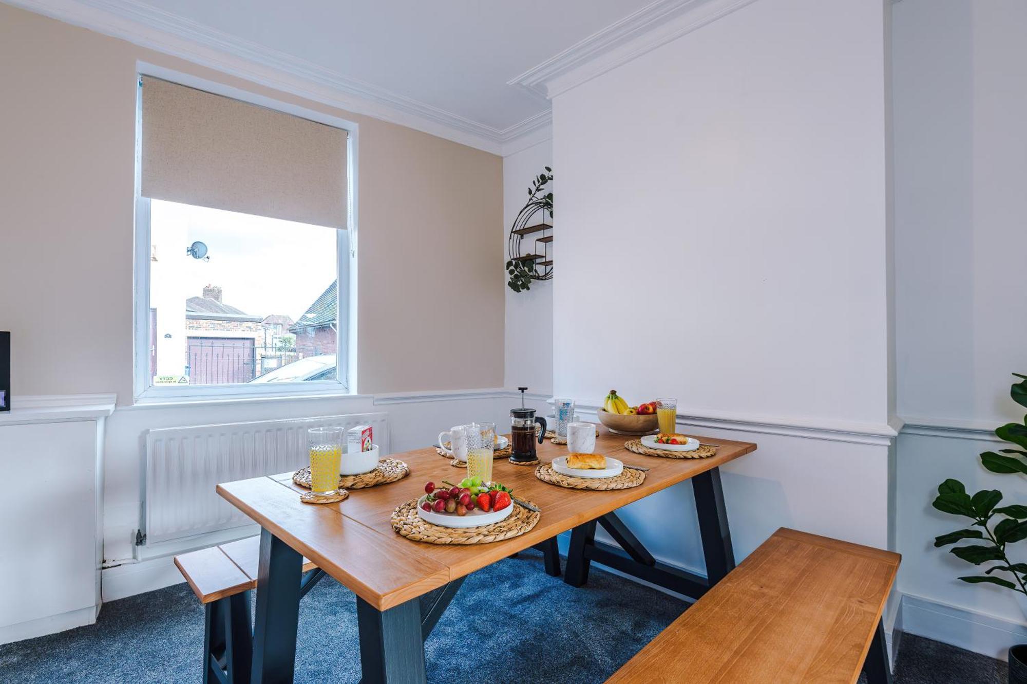 Oxford House By Yourstays - 3 Bedroom House In Newcastle-Under-Lyme Stoke-on-Trent Экстерьер фото